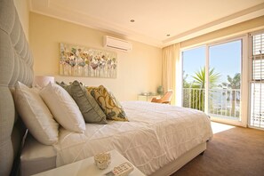 2 bedrooms, iron/ironing board, WiFi, bed sheets - Camps Bay Apartment - Breathtaking Views + Pool (Cape Town)