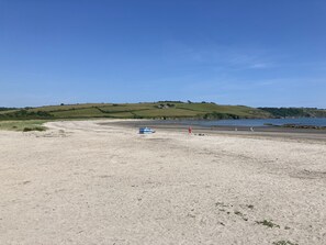 Cabin | Beach - Luxury 2 Bedroom Holiday Home on Beachside Park (Par)