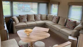 Cabin | Phòng khách | TV 30-inch có truyền hình cáp, lò sưởi