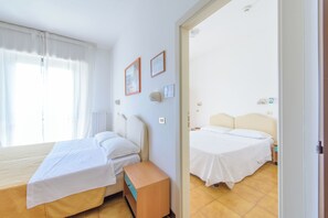 Familiekamer | Een kluis op de kamer, een bureau, een strijkplank/strijkijzer