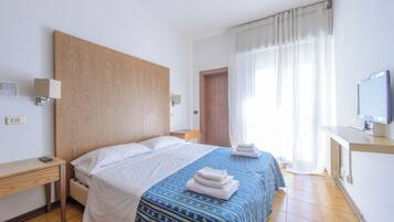 Standard-Doppel- oder -Zweibettzimmer, 1 Doppelbett | Zimmersafe, Schreibtisch, Bügeleisen/Bügelbrett, kostenloses WLAN