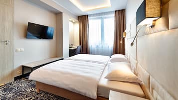 Habitación superior con 1 cama matrimonial o 2 individuales | Escritorio, espacio para trabajar con laptop y insonorización