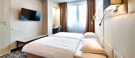 Habitación superior con 1 cama doble o 2 individuales | Escritorio y espacio para trabajar con un portátil