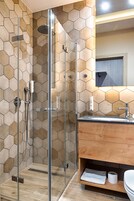 Habitación clásica doble | Baño | Ducha, secador de pelo y toallas
