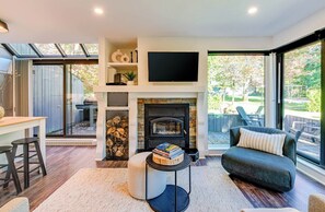 Télévision, cheminée, chaîne hi-fi