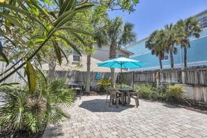 Outdoor dining - 2 min walk to the beach from our Ocean Escape Jax Beach 3BR home! (Jacksonville Beach)