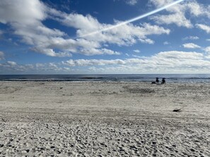 ビーチの近く、サンラウンジャー