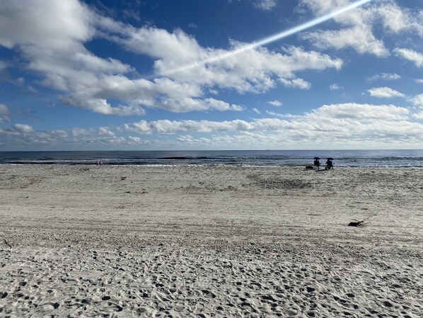 Beach nearby, sun-loungers - 2 min walk to the beach from our Ocean Escape Jax Beach 3BR home! (Jacksonville Beach)