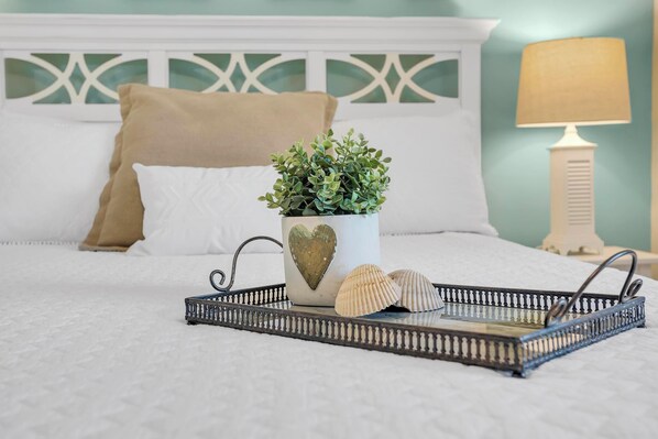 3 bedrooms, iron/ironing board, free WiFi, bed sheets - 2 min walk to the beach from our Ocean Escape Jax Beach 3BR home! (Jacksonville Beach)