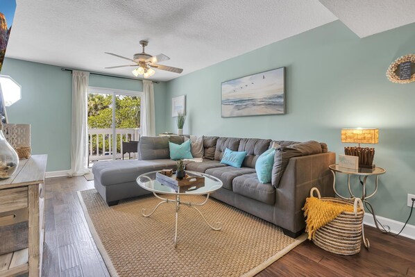 Smart TV - 2 min walk to the beach from our Ocean Escape Jax Beach 3BR home! (Jacksonville Beach)