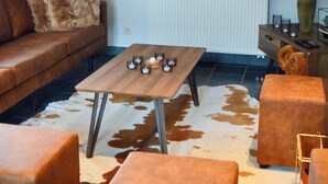 A living room with a sofa, a coffee table, and a TV. - Cozy holiday home 't Sevencoote - terrace - private parking (Gistel)