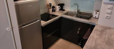 Réfrigérateur, micro-ondes, four, cafetière/bouilloire