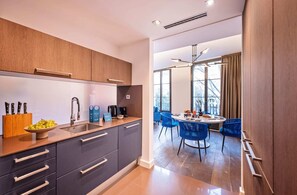 Frigorífico, microondas, placa de cocina y lavavajillas