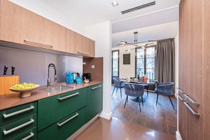 Frigorífico, microondas, horno y placa de cocina