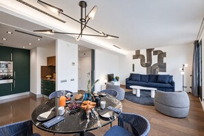 Un espace de vie moderne comprenant un coin repas, une cuisine et un coin salon.