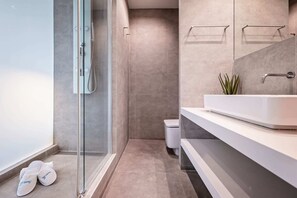 Shower, free toiletries, hair dryer, towels