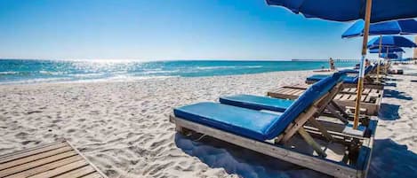 Plage, chaises longues, serviettes de plage
