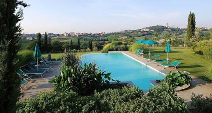 Appartamento Reginaldo D: A cozy apartment that is part of a villa in the characteristic style of the Tuscan countryside, with Free WI-FI.