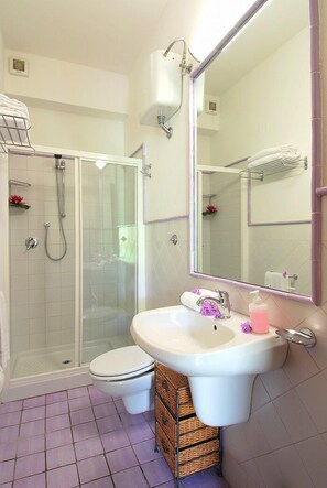Douche, serviettes fournies