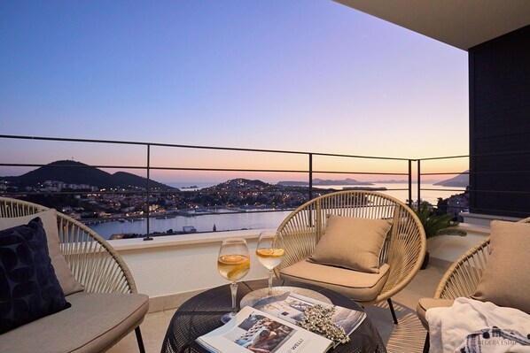 Unclassified image, 1 of 48, button