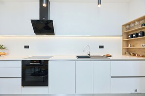 Kühlschrank, Ofen, Geschirrspüler, Wasserkocher mit Kaffee-/Teezubehör