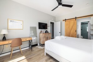 5 bedrooms, iron/ironing board, Internet, bed sheets