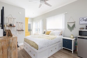 5 bedrooms, iron/ironing board, internet, bed sheets