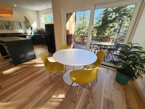 Dining - Spacious new guest house in the pines (sunshine and trails) (Flagstaff)