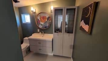 Combined shower/bathtub, hair dryer, towels, soap