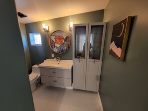 Combined shower/tub, hair dryer, towels, soap - Spacious new guest house in the pines (sunshine and trails) (Flagstaff)