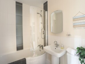 Cottage | Bathroom | Shower - 4 Pen Llanw Tides Reach (Rhosneigr)