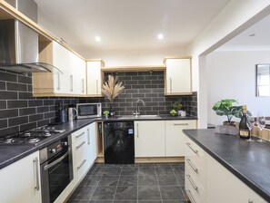Ferienhaus | Eigene Küche | Kühlschrank, Mikrowelle, Geschirrspüler, Wasserkocher