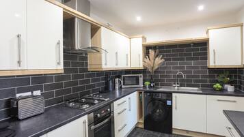 Cottage | Private kitchen | Fridge, dishwasher, electric kettle, toaster
