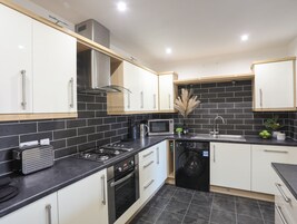 Cottage | Private kitchen | Fridge, dishwasher, electric kettle, toaster