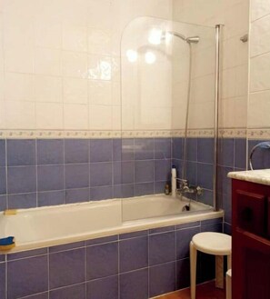 Combined shower/bathtub
