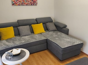 Appartement (Three Bedroom Apartment with Loggia) | Salle de séjour | Télévision