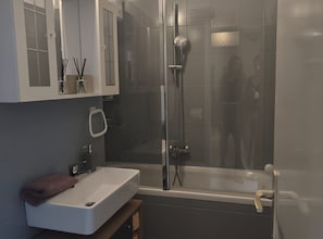 Appartement (Three Bedroom Apartment with Loggia) | Salle de bain | Baignoire, serviettes fournies