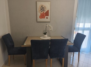 Appartement (Three Bedroom Apartment with Loggia) | Salle Ă manger