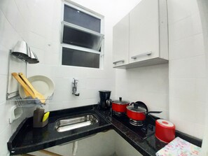 Apartamento clássico | Cozinha privada | Geladeira grande, micro-ondas, cooktop