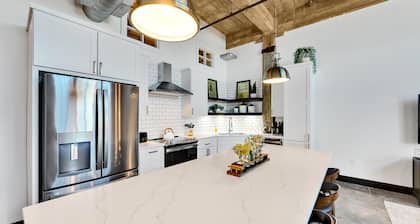 The Beehive - The Buzz of Downtown Waco