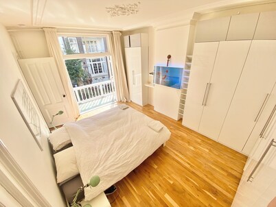 Quiet 145m2 with garden in top location in centre-walk to major attractions !