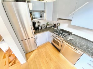 Frigorifero, microonde, forno, piano cottura