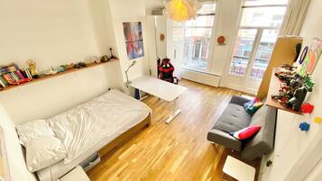 3 slaapkamers, een bureau, een strijkplank/strijkijzer, wifi