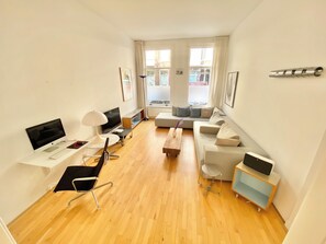 Smart TV, books, computer monitors - Quiet 145m2  with garden in top location in centre-walk to major attractions ! (Amsterdam)