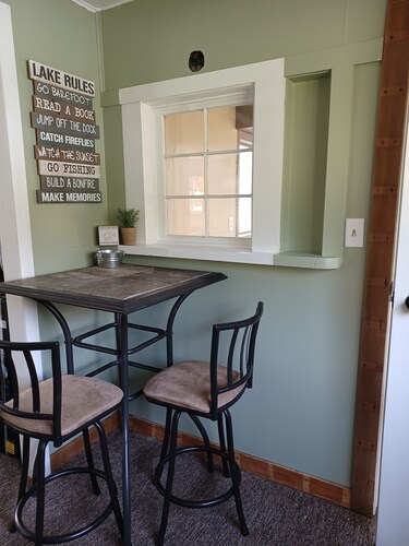 Cozy quiet cottage across the road from Kim's Marina.