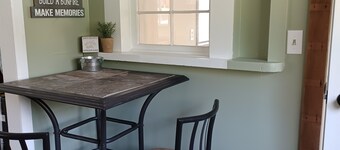 Cozy quiet cottage across the road from Kim's Marina.