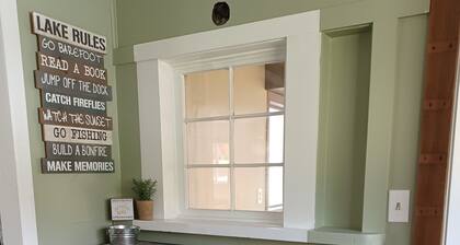 Cozy quiet cottage across the road from Kim's Marina.