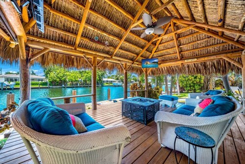 HEATED POOL + KAYAKS! TIKI HUT & 1 MILE TO BEACH!