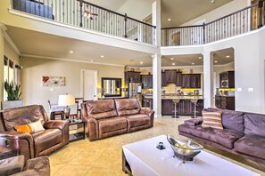 Televisión, chimenea, estéreo y oficina 