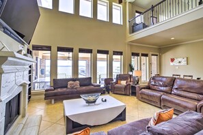 Televisión, chimenea, estéreo y oficina 